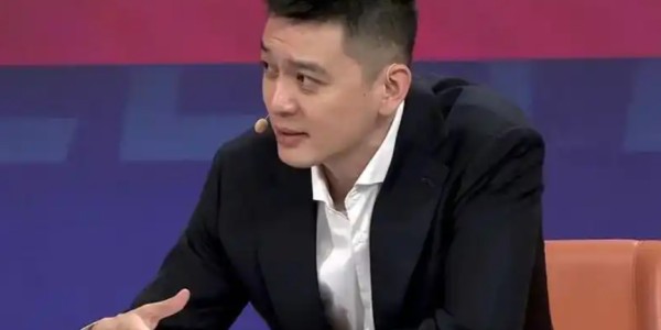 杨鸣离职后状态极佳，黑眼圈消失，解说完NBA还将参加杯赛开幕式